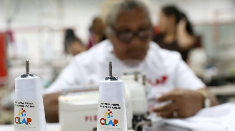 CarnetDLaPatria's tweet photo. 10.000 combos escolares serán distribuidos en el estado Nueva Esparta a un precio de 150 Bs.S, en el marco del #ClapTextil, impulsado por @MPComunas https://t.co/869SM6Qbos
#VenezuelaProduce https://t.co/CdEBp8N2X8