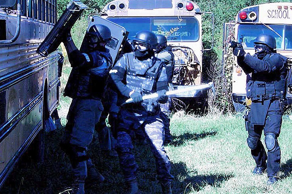 Patriot3Inc's tweet photo. SWAT operators conduct hostage rescue drills on a school bus with the LadderShield.
The LadderShield’s combined ballistic protection and 4ft ladder, make it ideal for bus assault approaches and operator positioning!
#patriot3 #ballisticshield #laddershield #hostagerescue #swat https://t.co/PYGKtx19Cc