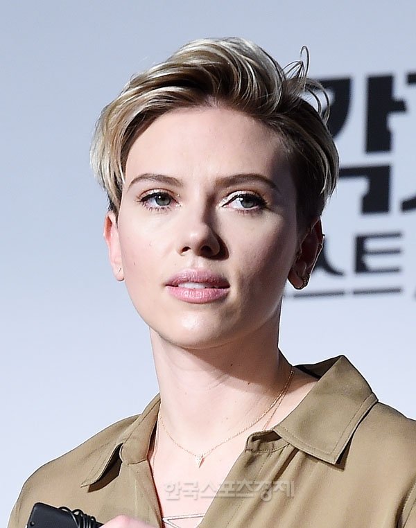 47. 우희진 아까 제가 헬레나 본햄 카터 적은 것 같은데 우희진씨 좀 헬레나 느낌 아닌가요... 옛날 얼굴이 하나도 안 변하고 그대로라는 것도 너무...