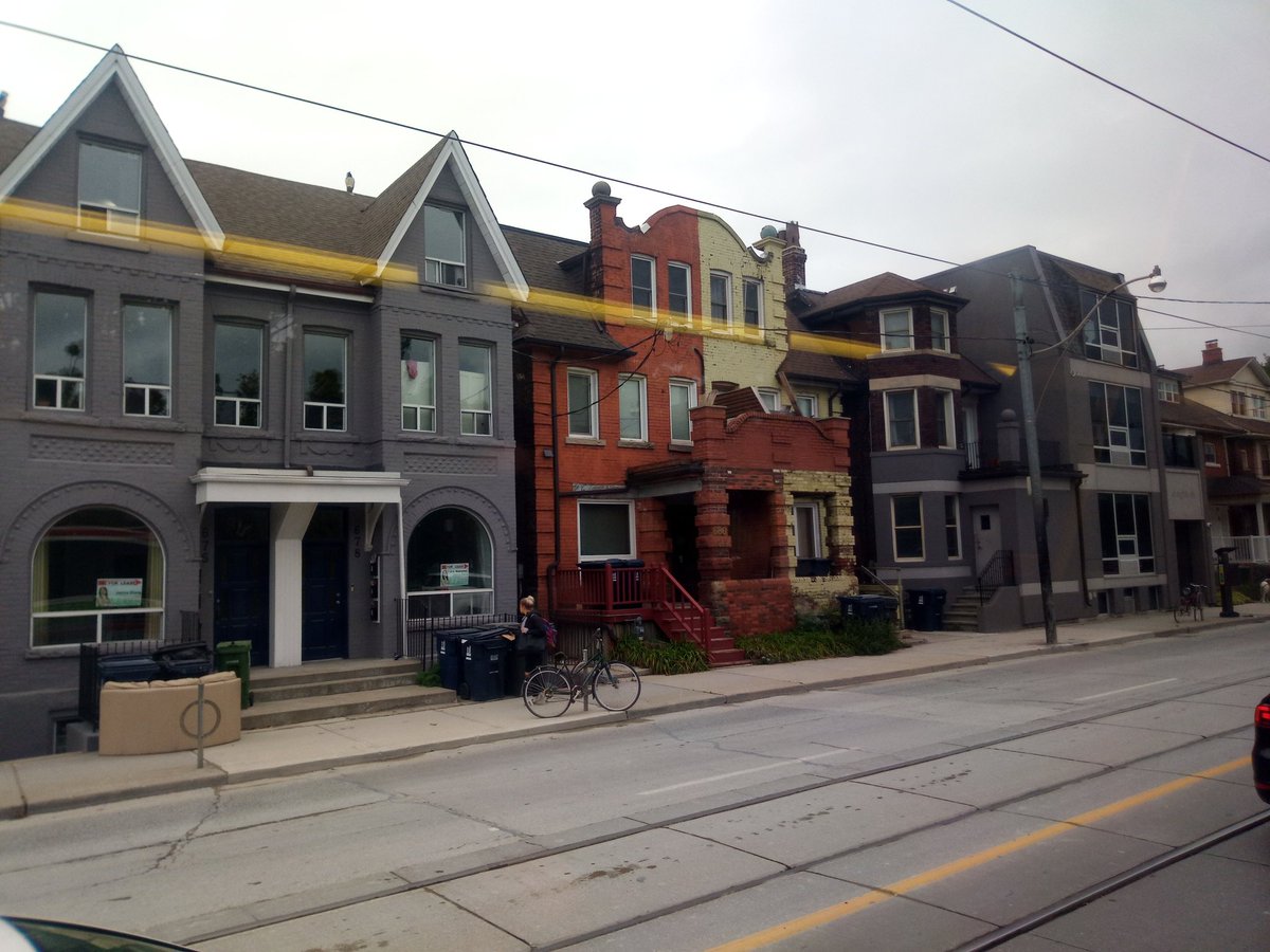 chikalovesworld's tweet photo. #AtToronto
#House

Most of houses are built with one more house. They are cheaper than isolated one. They are painted differently. (Like あしゅら男爵？！？！) It looks so interesting! https://t.co/51x7fez3vN https://t.co/zm21524OYr