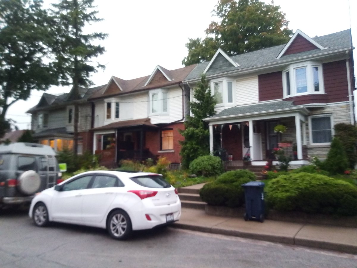 chikalovesworld's tweet photo. #AtToronto
#House

Most of houses are built with one more house. They are cheaper than isolated one. They are painted differently. (Like あしゅら男爵？！？！) It looks so interesting! https://t.co/51x7fez3vN https://t.co/zm21524OYr