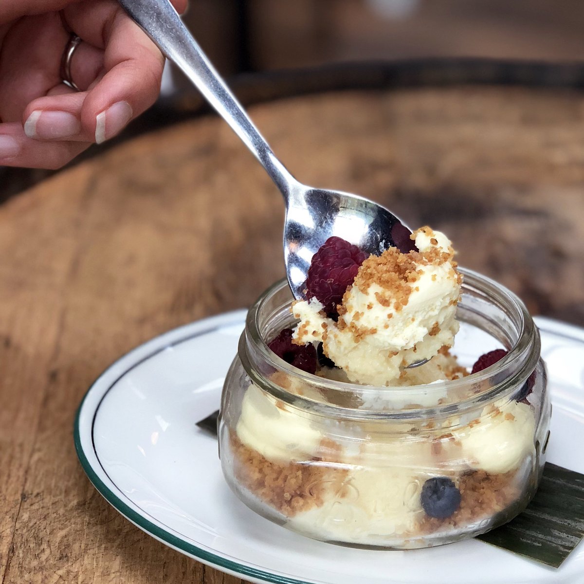 cruzblancabeer's tweet photo. TRES LECHES PARFAIT

Already missing summer? This delicate parfait is the perfect fix.

Our twist on the tres leches dish combines coconut tres leches with a creamy white chocolate mousse, graham cracker streusel, and topped with fresh local berries. 

#cruzblancachi #cruzblanca https://t.co/HqP2g2uIpN
