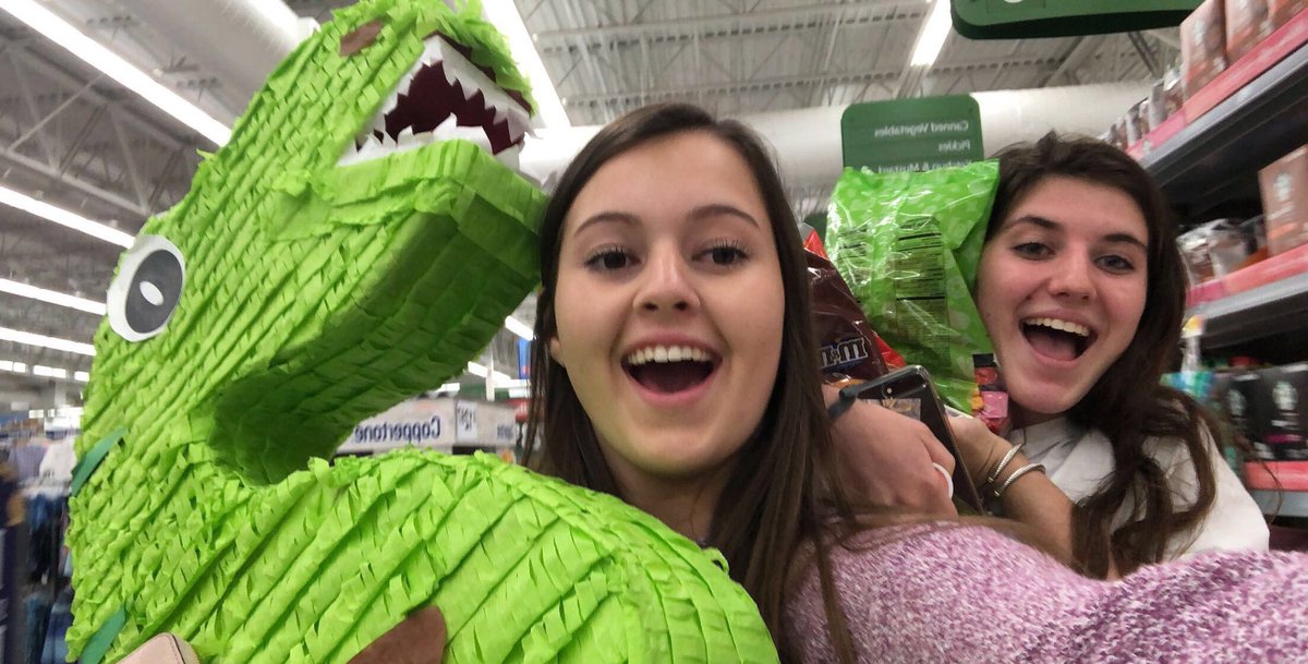 xox_sofie's tweet photo. THE BIGGEST HAPPY BIRTHDAY TO YOUUUU!!!!! i hope your year is filled with fortnite and driving till 1 am now:))))) hehe love you always gail ❤️🤩👽 #uradancingqueen @abbyyymayes https://t.co/ATQkwU41zV
