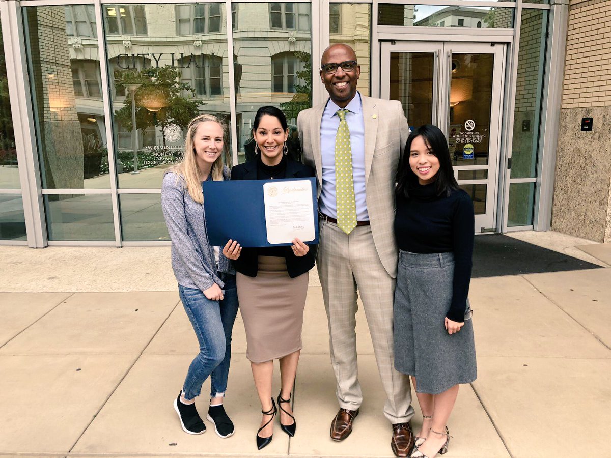 MeetMrStewart's tweet photo. Look who was at City Hall this morning. CEO @VenitaSivamani @nat_stoneee and @jenise_vu of Team @dermveda ... Looking forward to their Integrated Skin Care Symposium & Wellness Fair coming this month. https://t.co/o2M8Mar9Pv
