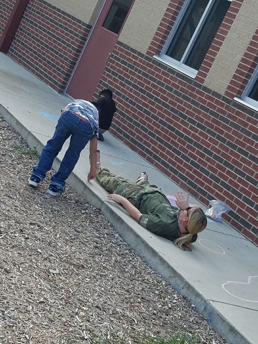 jenna_brown's tweet photo. The kids have been really into tracing with chalk at recess 😊 @JamminJohnny13 @NISDLangleyES #Langleylobos #rootedlangley #lifeinALE https://t.co/w0vWfOnFqq