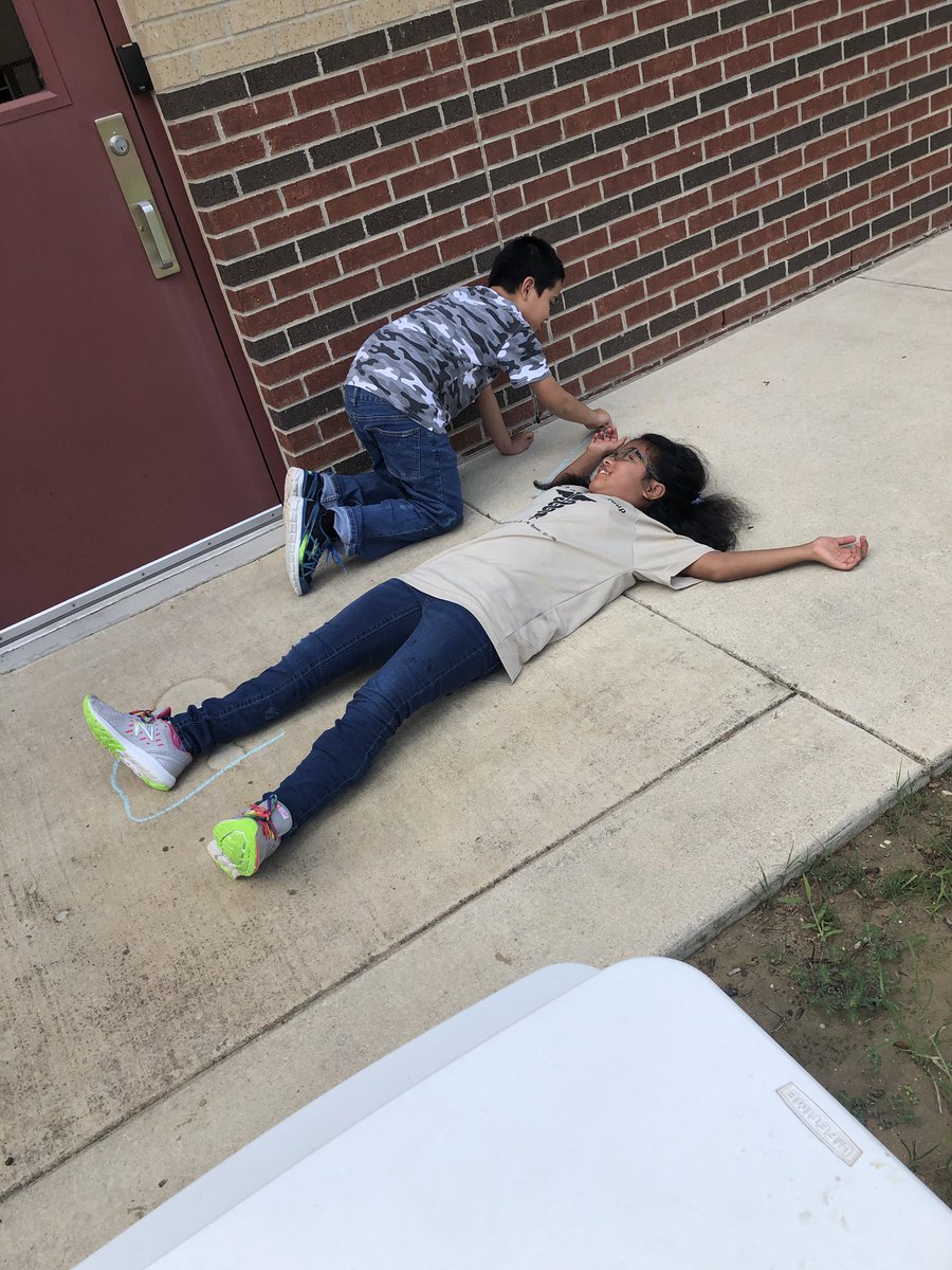 jenna_brown's tweet photo. The kids have been really into tracing with chalk at recess 😊 @JamminJohnny13 @NISDLangleyES #Langleylobos #rootedlangley #lifeinALE https://t.co/w0vWfOnFqq