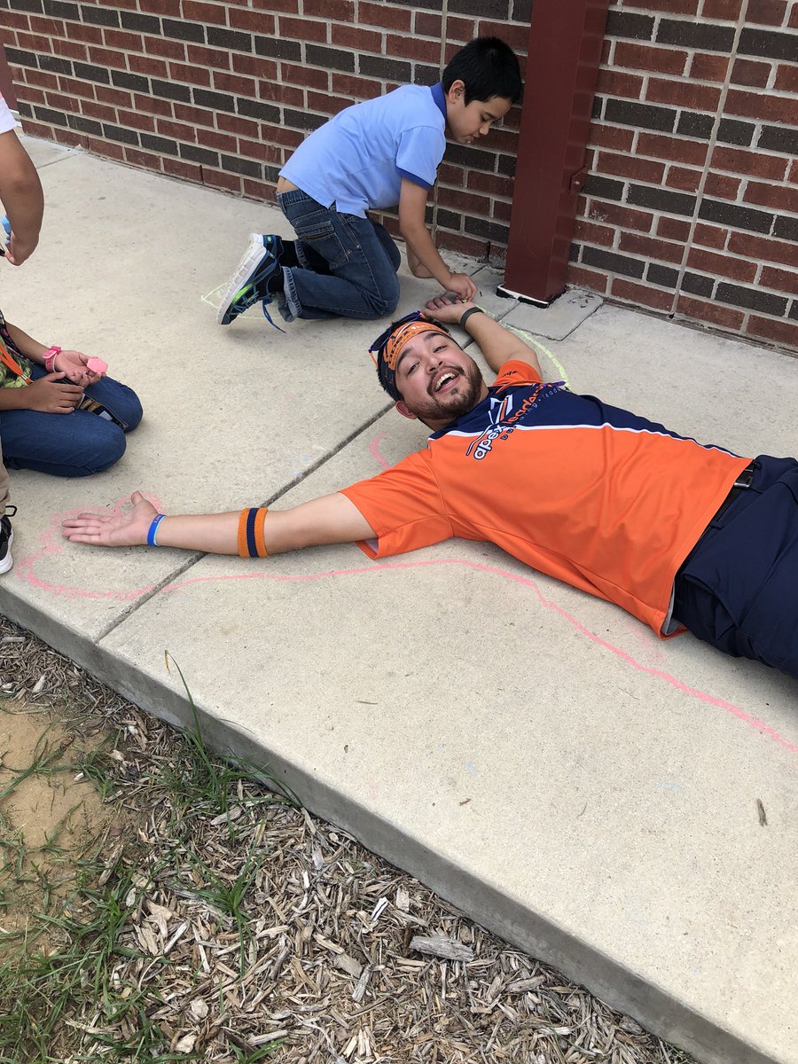 The kids have been really into tracing with chalk at recess 😊 <a href="/JamminJohnny13/">Johnny Mata</a> <a href="/NISDLangleyES/">Ralph Langley Elementary</a> #Langleylobos #rootedlangley #lifeinALE