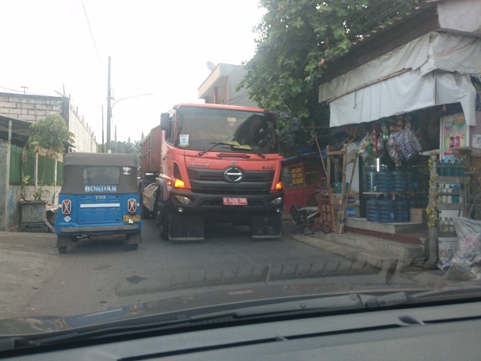 EnergizeOnX's tweet photo. Apa gak ada jln yg lain atau waktu yg lain @Dinas_LHdki? 
Ini jln kecil lho, peak hour jg. Bkin mcet panjang lho. https://t.co/nnO8ozLQ1w