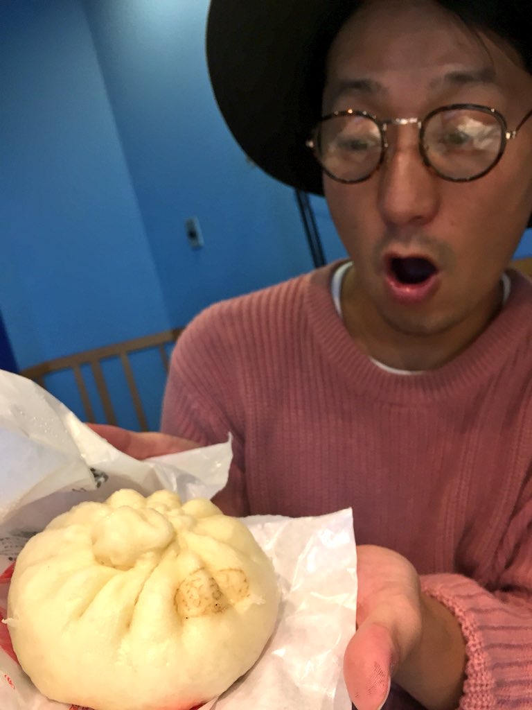 boooooost_zip's tweet photo. 10月4日限定
【フォロー＆RTで2000円分のクオカードGET】
今朝はセブンイレブンの【もちもち特製豚まん】をご紹介！
10月7日まで中華まんは10%引きセールを実施中です🐲👲
このツイートをフォロー＆RTしてくれた方の中から1名に2000円分のクオカードをプレゼント！

#ハイモニ #セブンイレブン https://t.co/47wsrshUxD