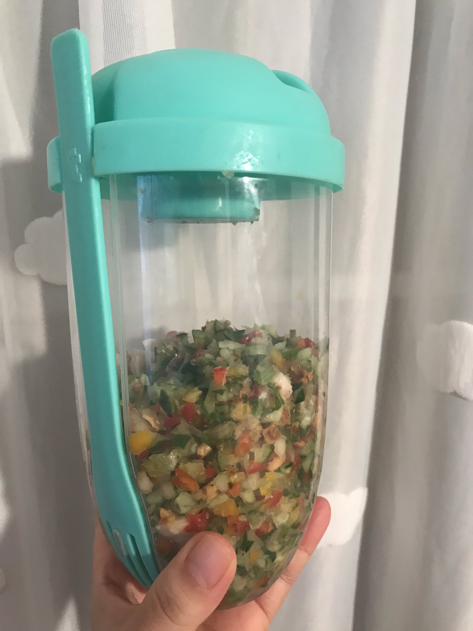 Jun フライングタイガーでサラダ用お弁当箱買ったんだけど ものすごーい大量の野菜が入る O O 上にドレッシングいれもついてて便利ー