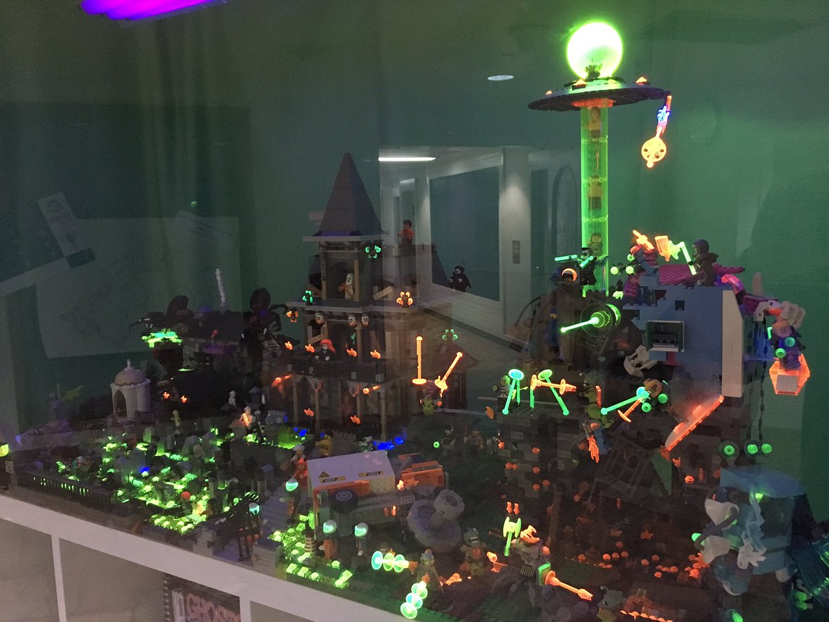 LegoGuyYYC's tweet photo. Three #Halloween panels in now at @hullcalgary School Learning Commons display case. The students are loving the black light Lego! #yyc https://t.co/mURkaZIoSa