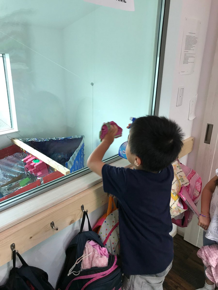 Bki Preschool On Twitter お教室の掃除を行うことによって日頃から学校の物資や施設を大切にする心が培われると信じています 掃除 学校 感謝 ありがとう 教室 バイリンガル キッズ インターナショナル プリスクール 幼稚園 保育 武蔵境 レッジョ