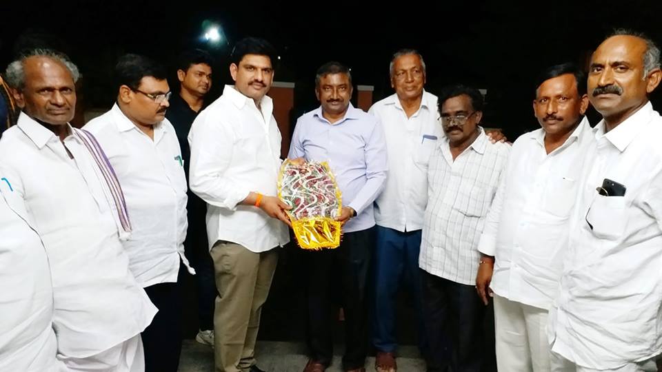 SambaYeluri's tweet photo. పర్చూరు ప్రాంత ఉప విద్యాశాఖాధికారిగా నూతన బాధ్యతలు చేపట్టిన కె.జయరాజ్ గారు ఇసుకదర్శిలోని క్యాంప్ కార్యాలయంలో మర్యాదపూర్వకంగా కలవటం జరిగింది.
#TDP #yellow #ncbn #CBN #mlayeluri https://t.co/fksQykY5IX