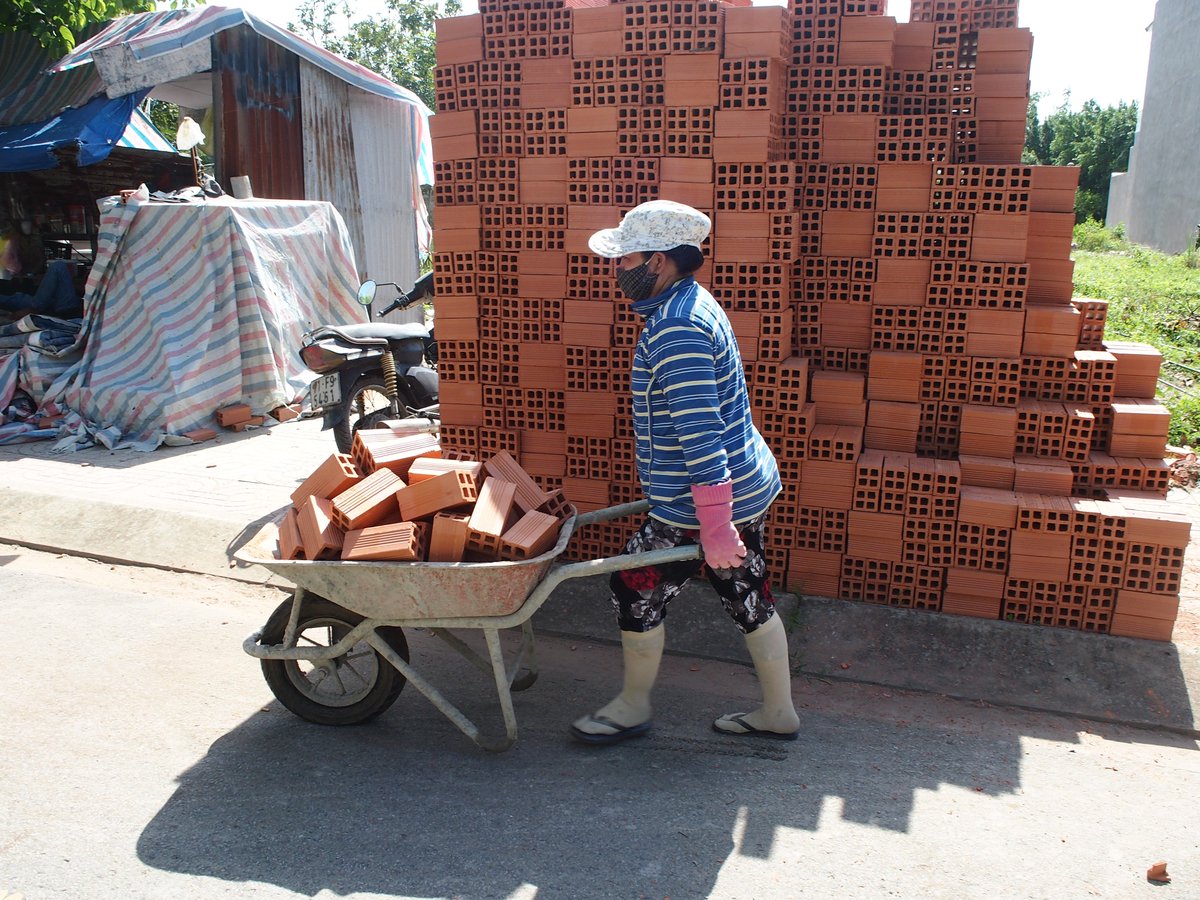 Nữ phụ hồ: Thiếu ăn, thiếu ngủ…thiếu hơi con!
nld.com.vn/cong-doan/nu-p…