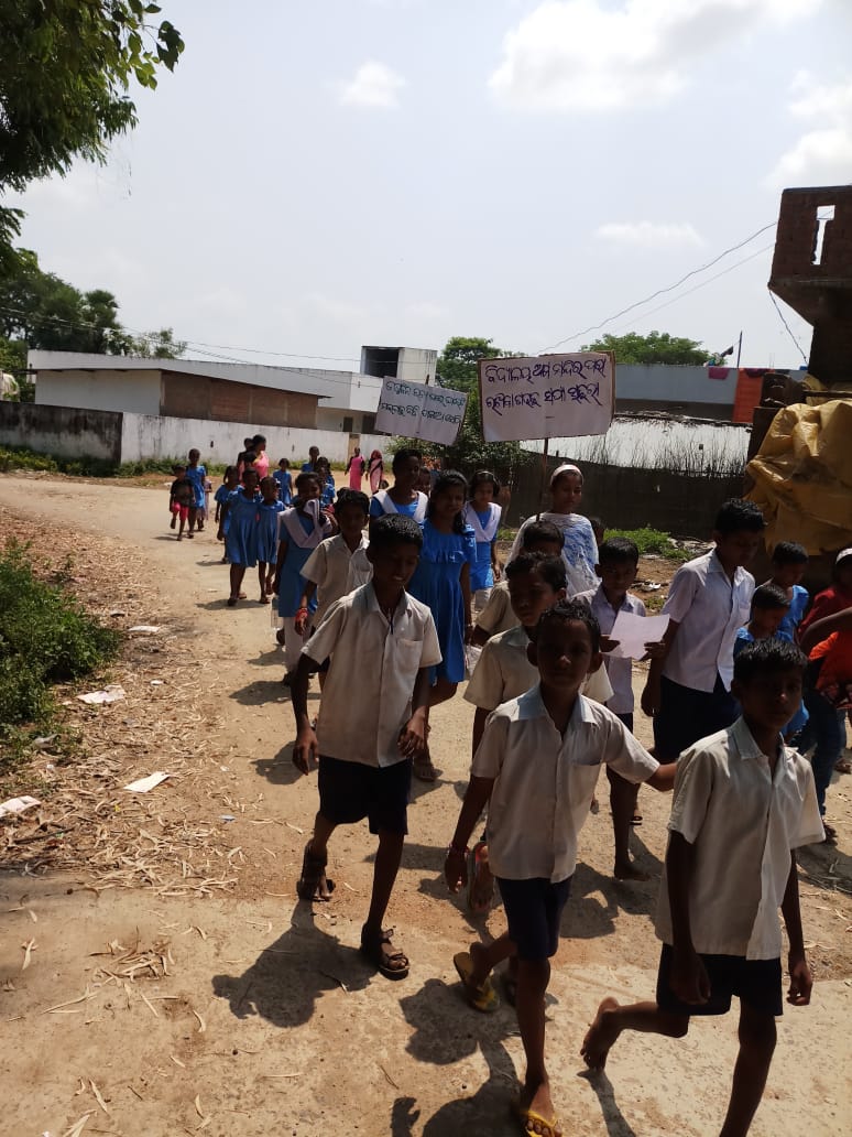 Malkangiri1's tweet photo. Village cleaning activities. 
@DM_Malkangiri 
@PRDeptOdisha 
@SBMOdisha 
@paramiyer_ 
@swachhbharat 
#SBMOdisha
#ZSBP
@roopamishra77
@tatatrusts https://t.co/wRmL9SFShe