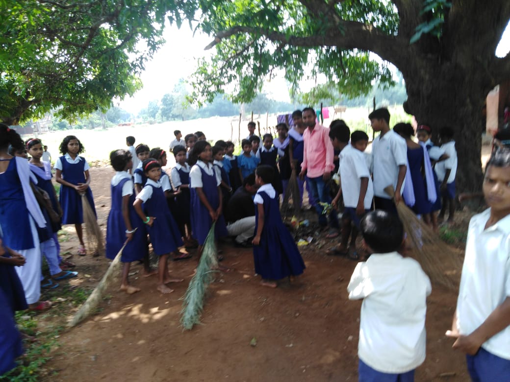 Malkangiri1's tweet photo. Village cleaning activities. 
@DM_Malkangiri 
@PRDeptOdisha 
@SBMOdisha 
@paramiyer_ 
@swachhbharat 
#SBMOdisha
#ZSBP
@roopamishra77
@tatatrusts https://t.co/wRmL9SFShe