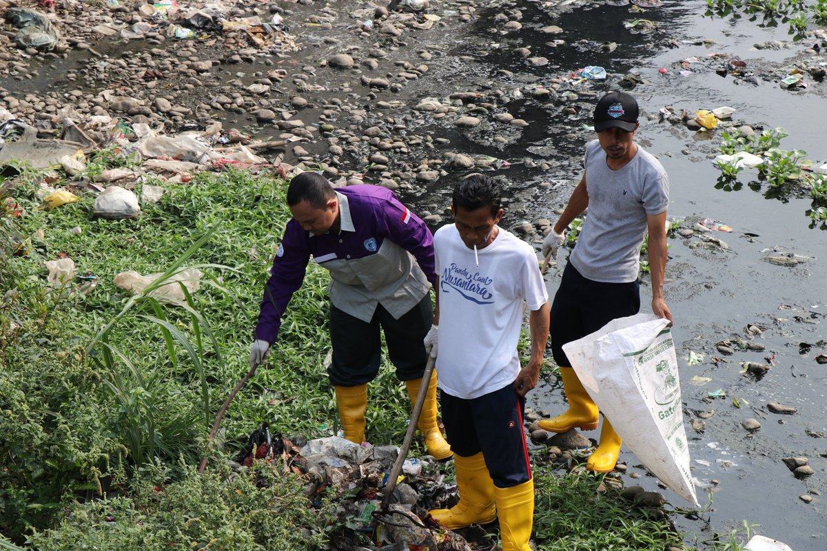 ppn_ratu's tweet photo. Peran serta PPN Palabuhanratu dlm kegiatan Bersih Sungai Cipalabuhan dlm rangka Hari Jadi Kab. Sukabumi ke-73, dgn tema "Kendalikan Sampah Plastik" pagi ini.
📷@andreharsono20 &amp; Dede Harmami
@susipudjiastuti @mzulficar @kkpgoid @djpt_kkp @kabsukabumi_id https://t.co/EoVkw1K52W