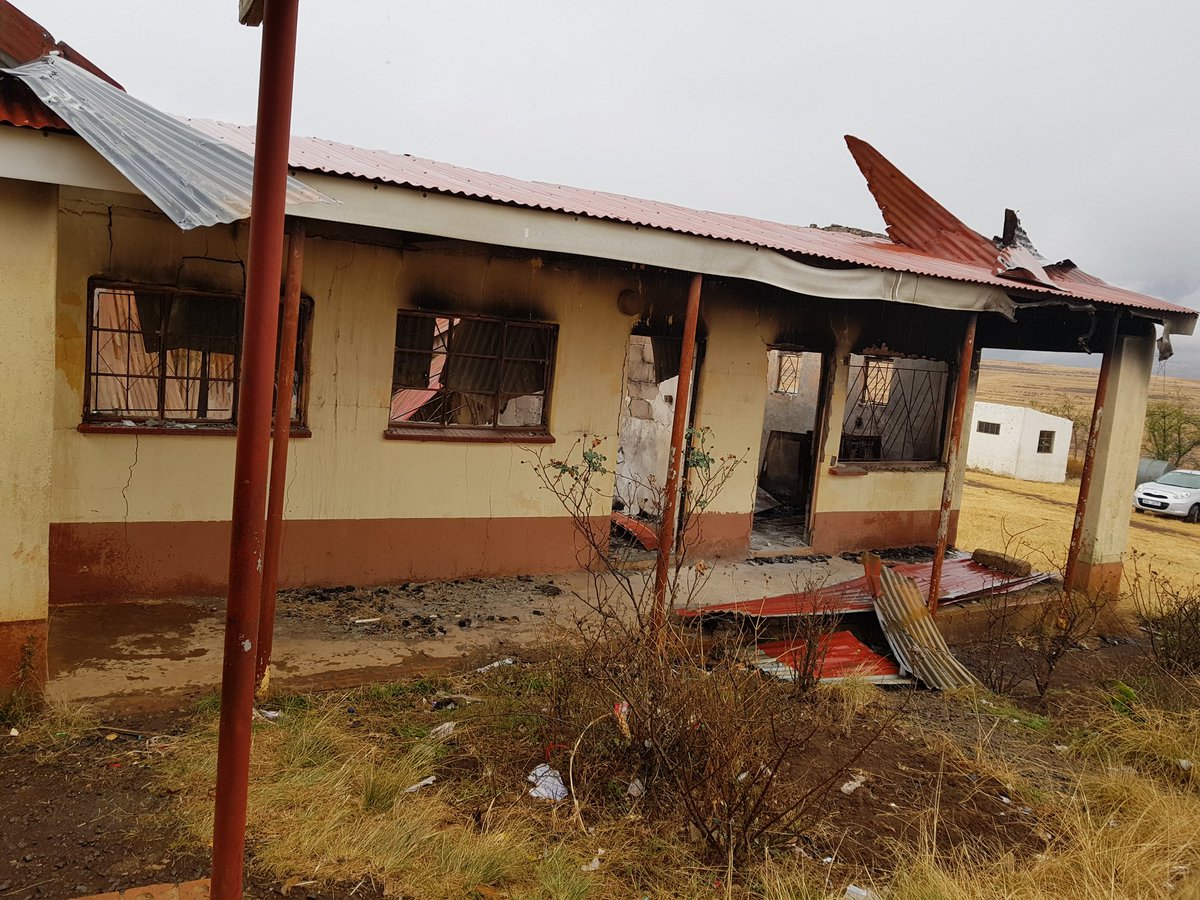 gcinilizwe1's tweet image. Are you day dreaming Fikile. It's impossible to reach our homes in the Rural Eastern Cape because of the state of roads. Schools are a disgrace ,below is Saphukanduku High school in Ntabankulu