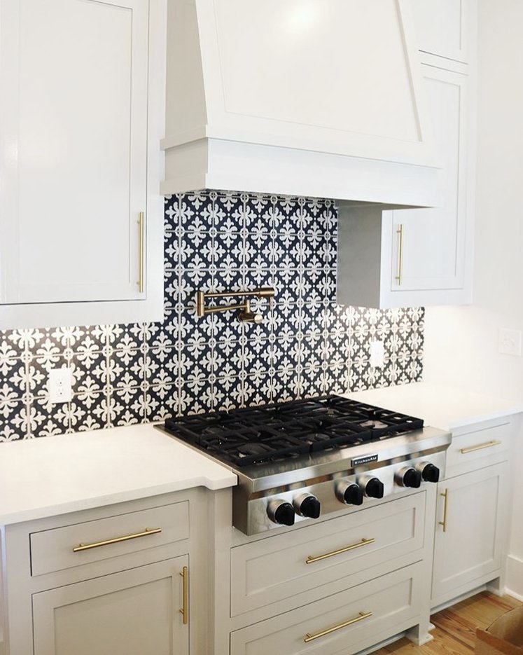 psourcefloors's tweet image. Modern doesn&apos;t have to be boring! Bring some life to your kitchen with a fun backsplash like this one completed by Decker and Sons, member of ProSource of Jackson. #prosourceprojects #kitchenremodel #homerenovation
