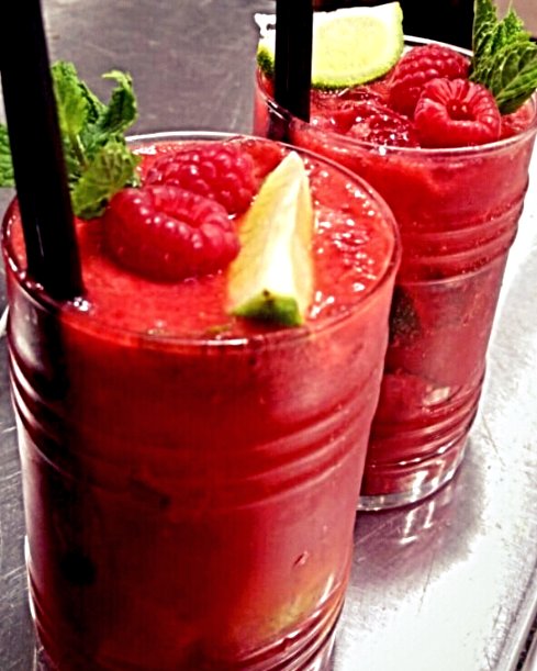 wagsntales's tweet photo. Who said a Raspberry Mojito or two won't help with mid week hump?! 
#cocktails #bar #humpday #mojito #boozyvibes #cheekycocktail #adulting #working9-5 #coctailoclock #delish https://t.co/vyVfWN73Ll