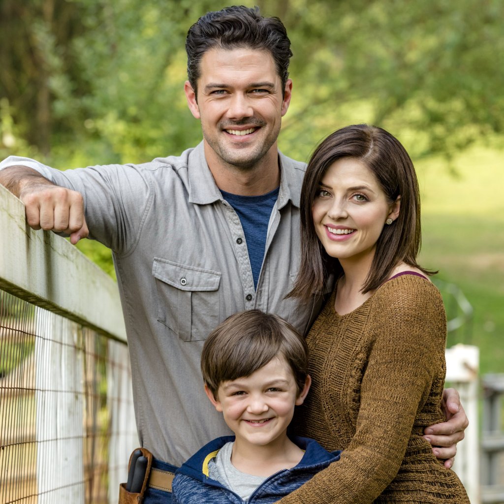 hallmarkchannel's tweet image. #Hallmarkies, RT if you're hoping for a #HarvestLove 🍐 sequel! #FallHarvest 🍂