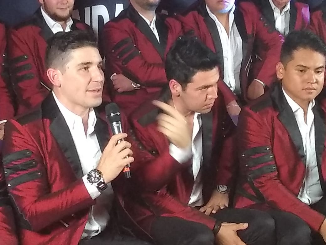 SAPSGrupero's tweet photo. 💥 La Explosiva Banda De Maza @EXPLOSIVADEMAZA presenta su disco #TributoAlSol ☀️ con canciones de Luis Miguel @LMXLM y a la par compartieron su alegría por su nominación al @LatinGRAMMYs con su tema #AyúdameAOlvidarte 🎤🔝#CoberturaSAPS https://t.co/Qbyto29mfw