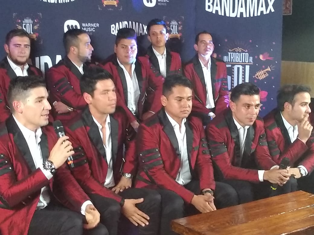 SAPSGrupero's tweet photo. 💥 La Explosiva Banda De Maza @EXPLOSIVADEMAZA presenta su disco #TributoAlSol ☀️ con canciones de Luis Miguel @LMXLM y a la par compartieron su alegría por su nominación al @LatinGRAMMYs con su tema #AyúdameAOlvidarte 🎤🔝#CoberturaSAPS https://t.co/Qbyto29mfw