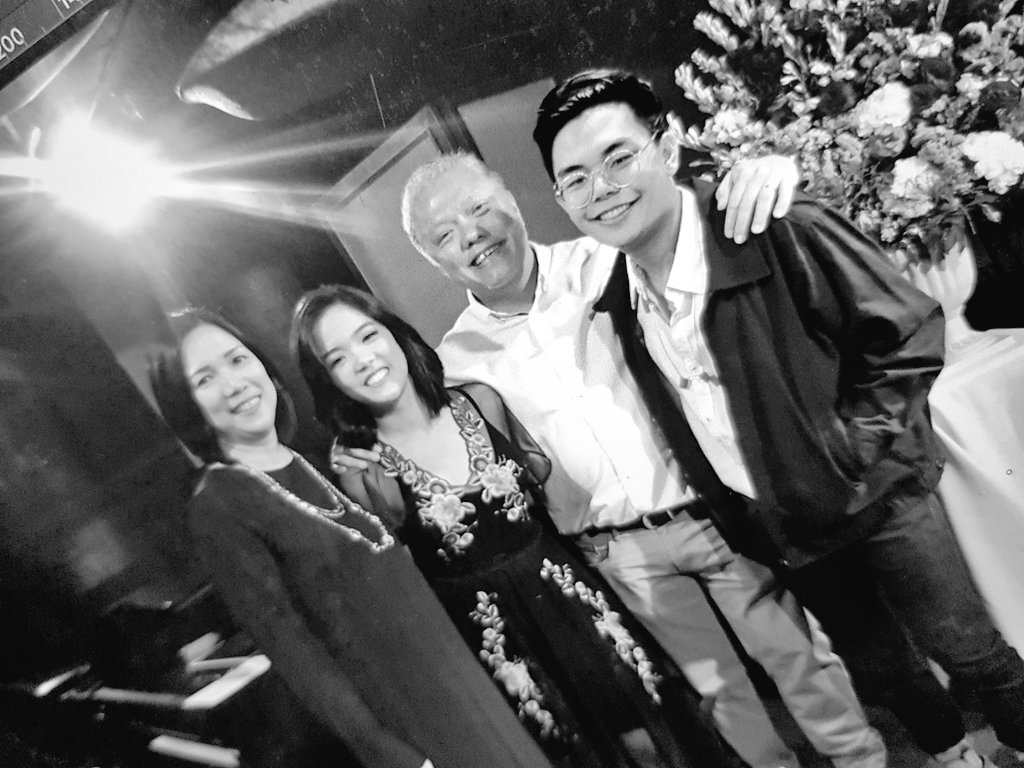 styles_ily's tweet photo. br3akinG n3Ws: who is dis guy with sofia!?!?!??!?? https://t.co/XMyf9FwJrq