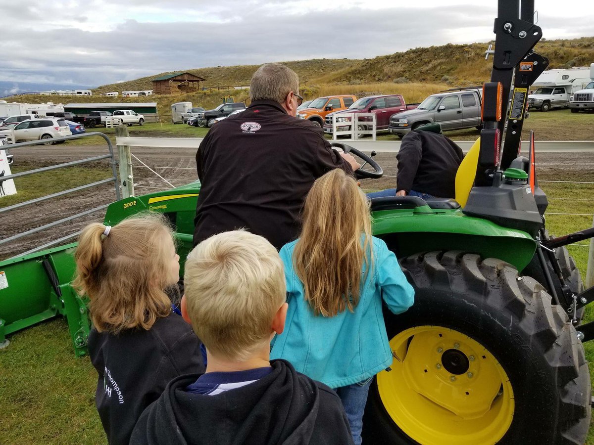 PWFKamloops's tweet photo. 4-H Cloverbuds at the #80thPWF had a full agenda: scavenger hunt throughout the fair, rope trick w Uncle Chris the Clown, building birdhouses, & farm equipment safety tour wJohn Deere Doug Haughton. Thank you, Doug, & convenor Ariane Cornish
#80YearsofCountryintheCity
#Kamloops https://t.co/qvG9tINsI7