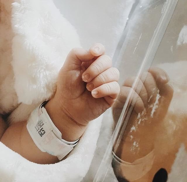 lactivewear's tweet image. "Life is a flame that is always burning itself out, but it catches fire again every time a child is born." ~ George Bernard Shaw. 📷 @taaabitha : : : : : : : : : #mammojo #lactivewear #love #maternity #postpartum #postpartumfitness #breastfeedingfriendly #…