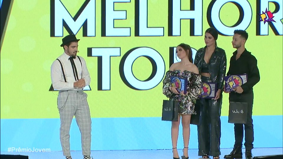 VamorimReal's tweet photo. Na ocasião, Vivian e Larissa foram convidadas a apresentar a categoria de Melhor Ator, que teve como vencedor Caio Castro, apresentador da noite!
#PremioJovemBrasileiro 
#MelhorApresentadora 
#VivianAmorim 
#LarissaManoela
#CaioCastro
#PJB2018 https://t.co/Cz4vEqL9aI