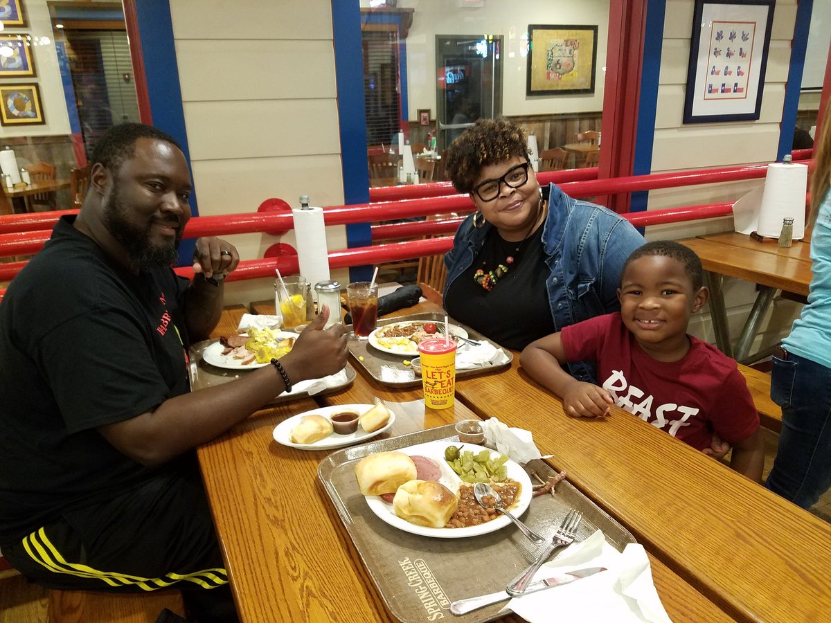 acoffey1166's tweet photo. Family support of our Spring Creek BBQ Night! #MatzkeProud #cfisdspirit https://t.co/dfD5Te6sTd