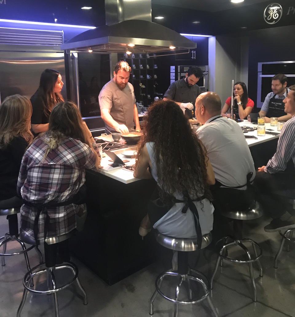 21Chefs's tweet image. Aprendiendo de la cocina y experiencia del Chef Darren Walsh en la #CookingExperience en Prime Blend Guadalajara by @LincolnMexico #HambreporExplorar #ExperienciaSibarita