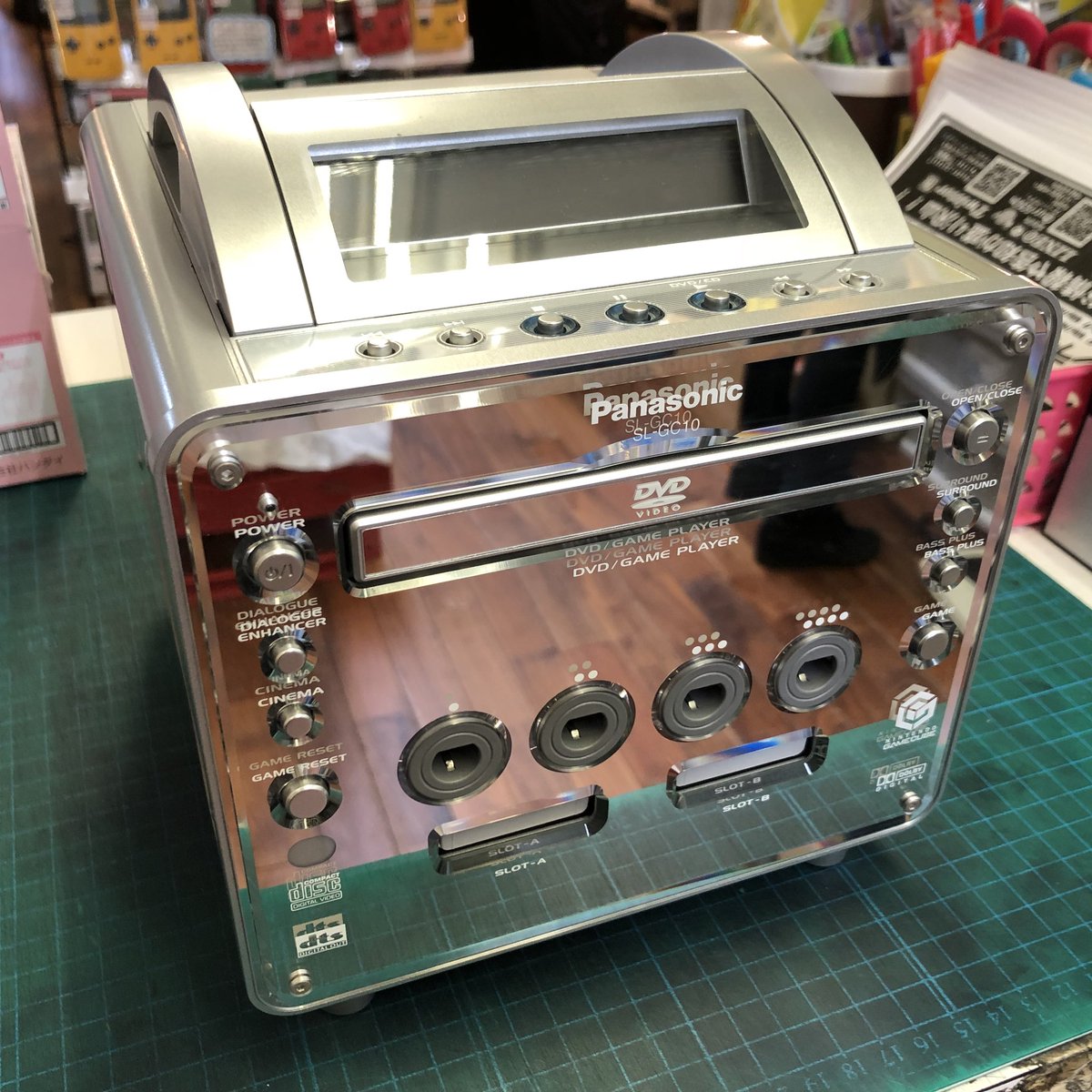 スーパーポテト名古屋店レトロ館 公式 Sur Twitter パナソニックから発売されたゲームキューブ搭載dvdプレーヤー Q キュー 在庫ございます 本体上部にディスプレイがあったり 前面はミラー仕様になっていて 高級感のあるデザインになってます 1fショー