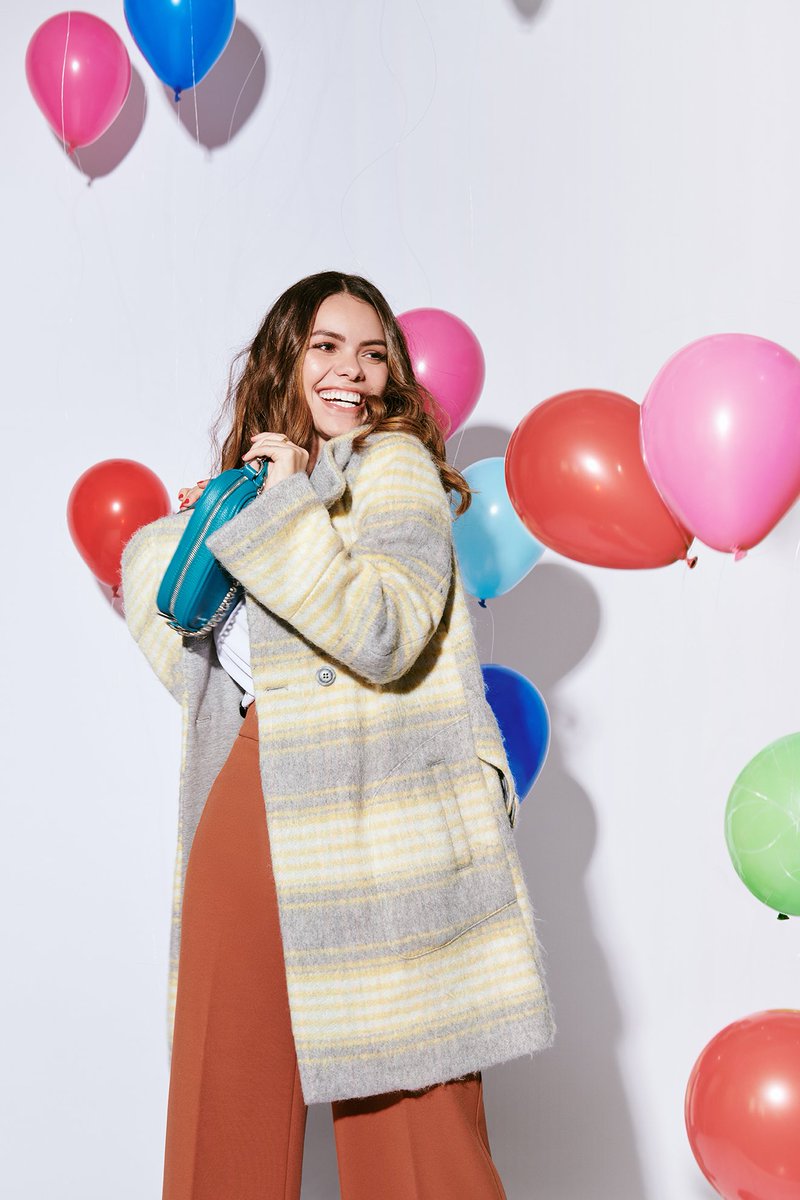 GlamourMex's tweet photo. ¿Quién no quisiera ponerle color a su otoño como @teresuch? Descubre la nueva colección de #Benetton que ya puedes adquirir en línea (y está súper cool) #OnlineInColors ➡ https://t.co/ZOKLR8wvDY https://t.co/cNvwTFK2hE