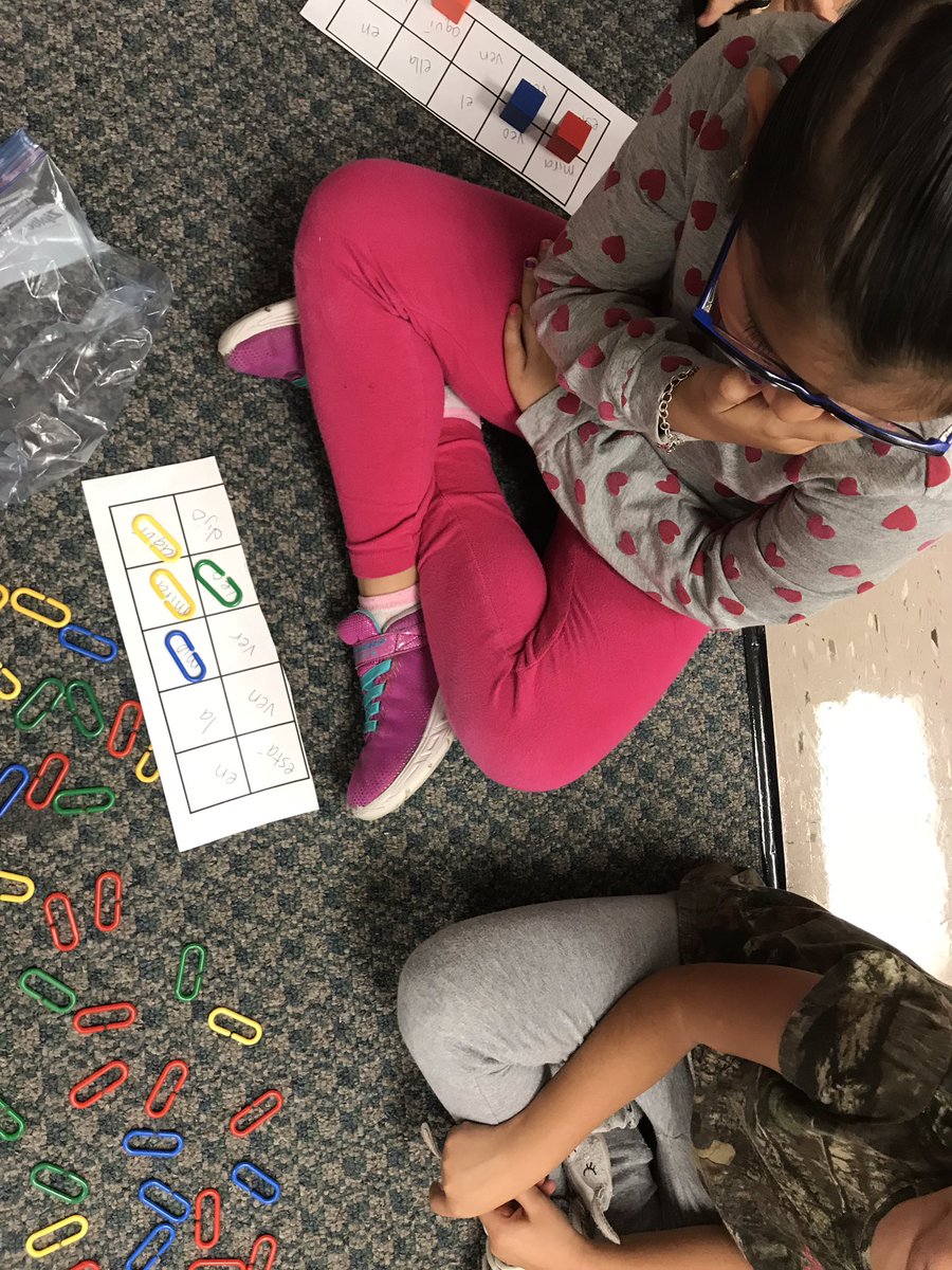 DNafegar's tweet photo. Counting and reading sight words using ten frames! #DualLanguage #AItime @CrosbyKinder https://t.co/4zze1iNAOV