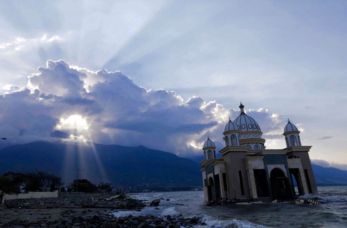 PepBlanc's tweet photo. Mezquita dañada cerca de la playa #Talise en #Palu, #Indonesia. Según los informes, al menos 1.234 personas murieron después de que fuertes #terremotos azotaran el centro de #Sulawesi y provocaran un #tsunami...

#Fotografía
#Photography https://t.co/Hx0QzzSTAi