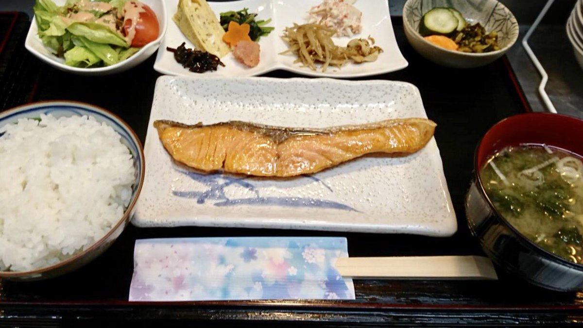 lunch_yoshi's tweet photo. 🍀おはようございます🍀

♡本日のランチメニュー♡

A ブリの照り焼き ランチ  ￥700
B 生姜焼き ランチ￥600

���来店お待ちしております🌸

写真→昨日のランチ😋
ヒレカツ＆生姜焼き

ご意見、ご感想🌸 リクエスト
お待ちしております✨
#ﾗﾝﾁ #茅ヶ崎 #佳 #一坪亭 https://t.co/iDYO3WvnnE