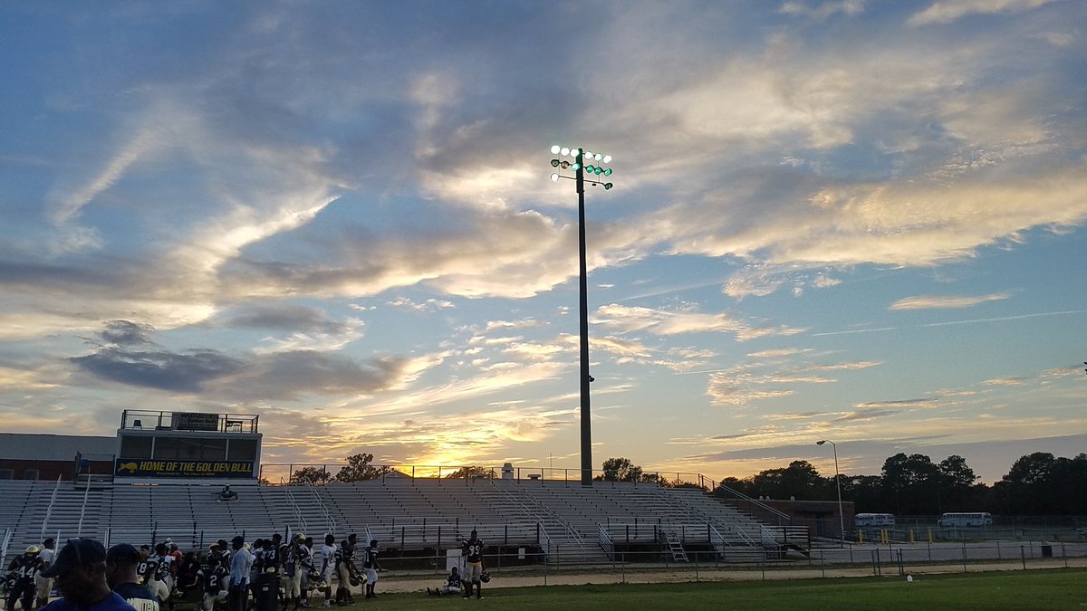 Olinecoach70's tweet photo. Putting some work in the last two days #eesmithhighschool #goldenbullsfootball #homecoming https://t.co/AgNWwG2xoj
