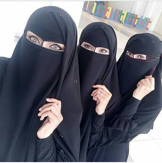 اخواتك ومراتك يتصور ويبعتو لعندي يقولون جايين في الطريق مع المتناك