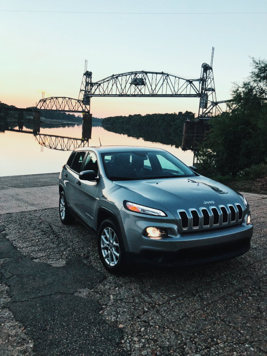 allison_jayy's tweet photo. so this happened today.. 🤩#newwhipwhodis #jeepcherokeesport #jeeplife #readyforadventures https://t.co/H96k9TXNga