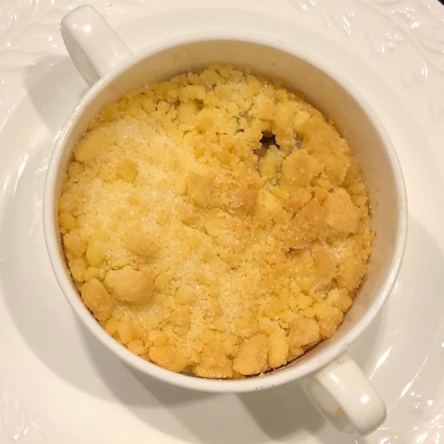 Запечённые ташкентские яблоки под хрустящей песочной крошкой, аромат корицы - настоящее осеннее настроение. +998977011122 доставим к вашему чаю  #крамбл #caricakecafe #яблочныйкрамбл #вкуснаяжизнь #осеньвташкенте