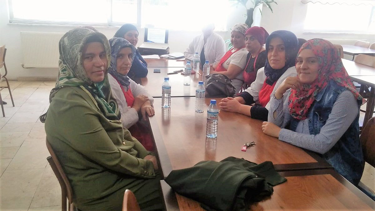 KirsehirKYGM's tweet photo. İl Müdürlüğü  diyetisyenimiz Büşra Bıyıklı tarafından Erol Güngör öğrenci yurdunda çalışan, yemekhane personeline Hijyen ve Güvenilir Gıda konulu seminer  verilmiştir https://t.co/dT9q3G4qVb
