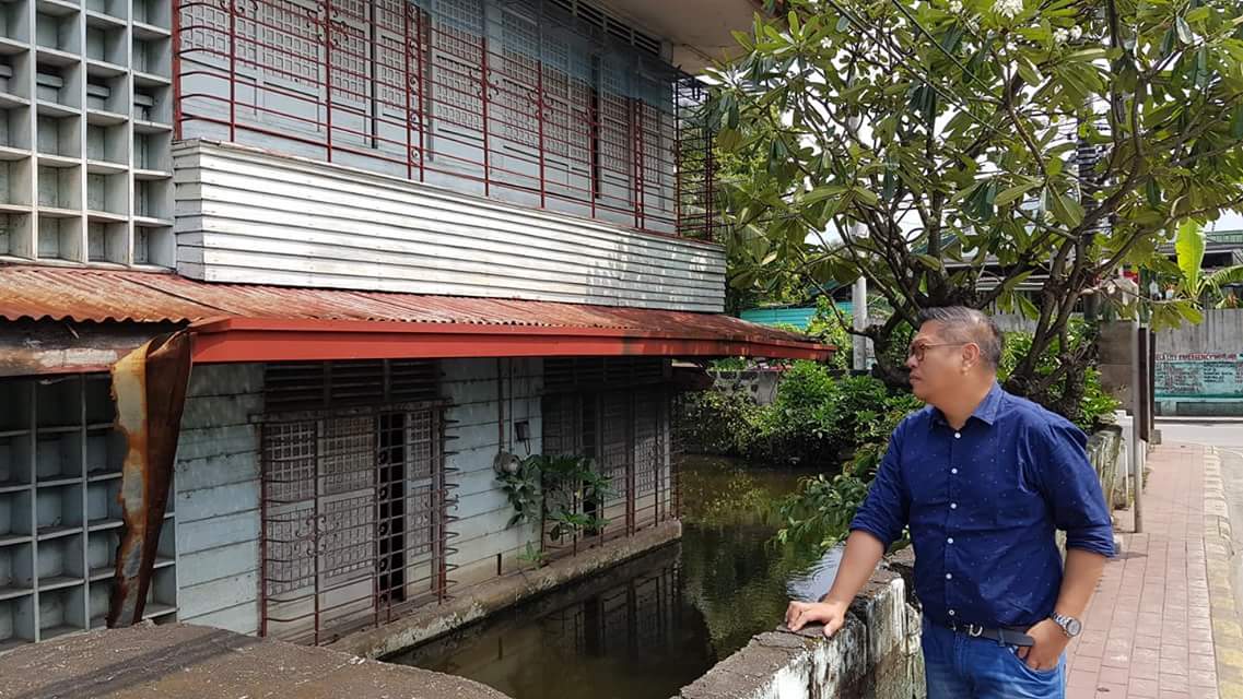 pinoyhistorian's tweet photo. Look: Heritage Conservation architect Dr Gerard Lico inspects the historical house of Dr Pio Valenzuela, constructed in the late 1940s in a site previously occupied by a bahay na bato bulit in the late 19th century, which was destroyed during the WWII. https://t.co/nuLHjldOXL
