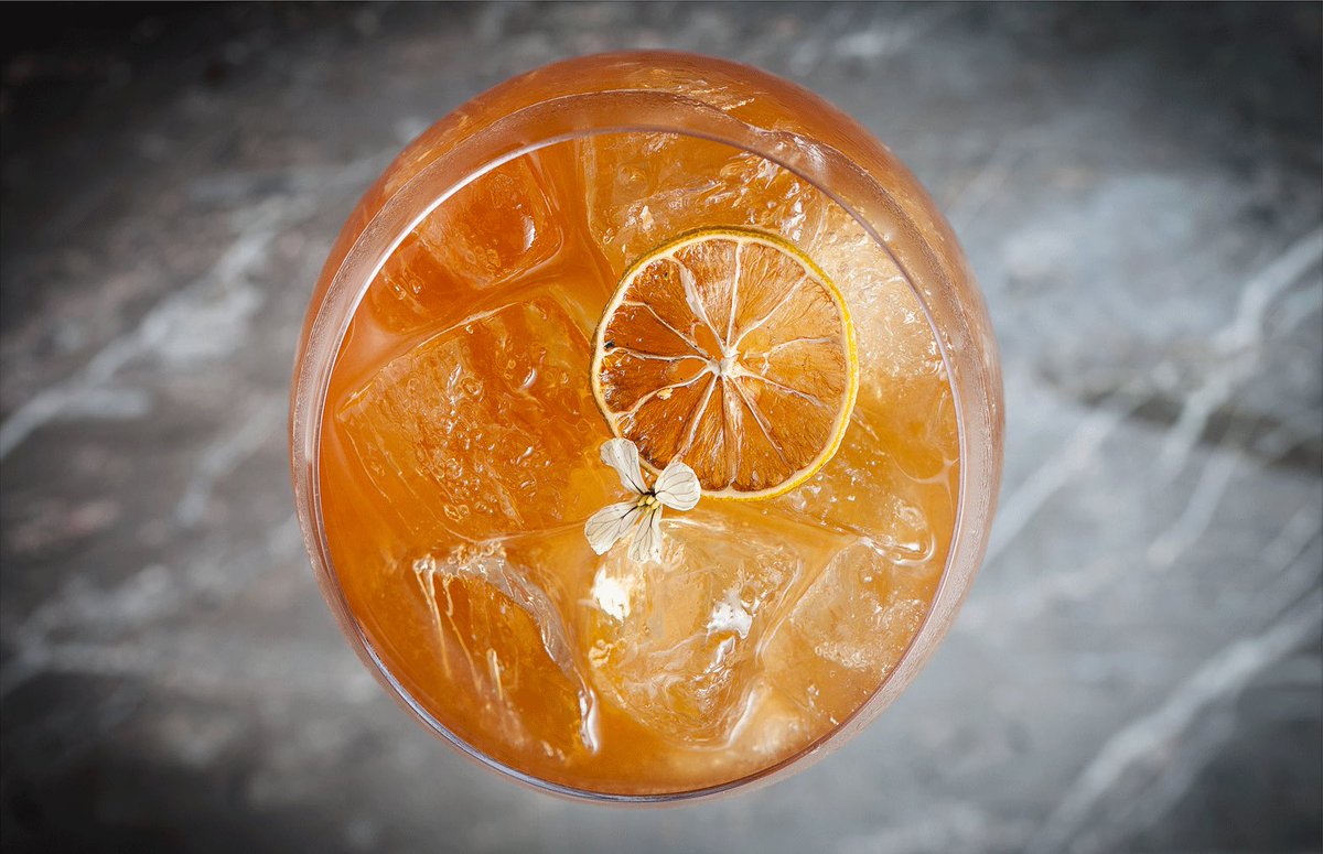 Chabacano en conserva, licor de café, sidra poblana y ron Zacapa. #moyuelove