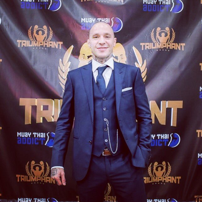 Triumphant_MTS's tweet photo. We are SUPER-PUMPED & HONORED to once again have Kevin Ross aka @dasoulassassin commentate at T5 alongside @ringsidebrandonkyle & @muaythaiamerica BOOM! 👊🏽😃🙌🏽
Photo Cred: Ryan Gentry
#TheOGfaceOfAmericanMuayThai #KevinRoss #T5 #FightShow #TRIUMPHANT #FullRules #TitleFights https://t.co/mXBbuCFXfN