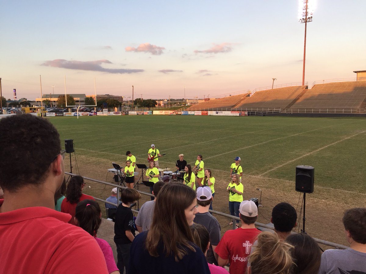 H_TownStudents's tweet photo. Awesome night #fieldsoffaith. Thankful for students willing to plan &amp; lead boldly for Christ! https://t.co/tXQGU7Y2O7