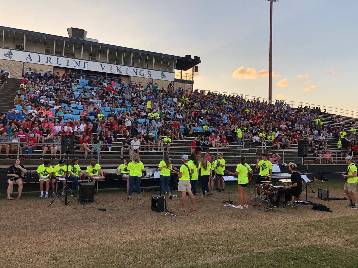 H_TownStudents's tweet photo. Awesome night #fieldsoffaith. Thankful for students willing to plan &amp; lead boldly for Christ! https://t.co/tXQGU7Y2O7