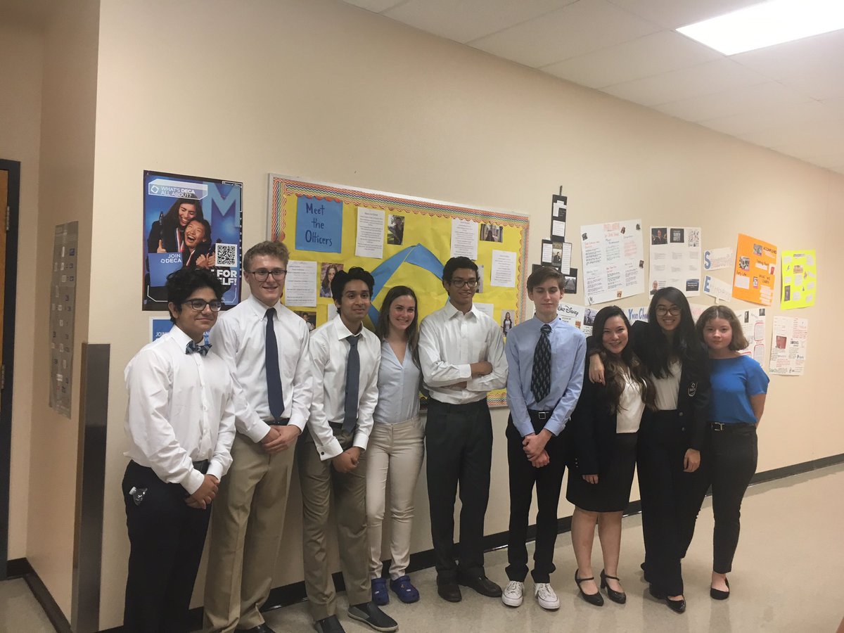 PinnacleDECA's tweet photo. Parent Night last night was a success! We had a wonderful time teaching parents about DECA! 🔷🔷🔷
. . .
#pinnaclehighschool #pinnacledeca #parentnight https://t.co/GixLjKRebt