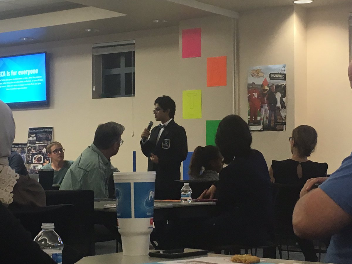 PinnacleDECA's tweet photo. Parent Night last night was a success! We had a wonderful time teaching parents about DECA! 🔷🔷🔷
. . .
#pinnaclehighschool #pinnacledeca #parentnight https://t.co/GixLjKRebt